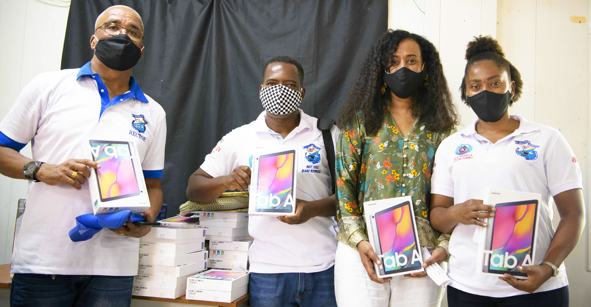 Niños, niñas y jóvenes de El Reposo en Quibdó, recibieron  tabletas para mejorar su educación